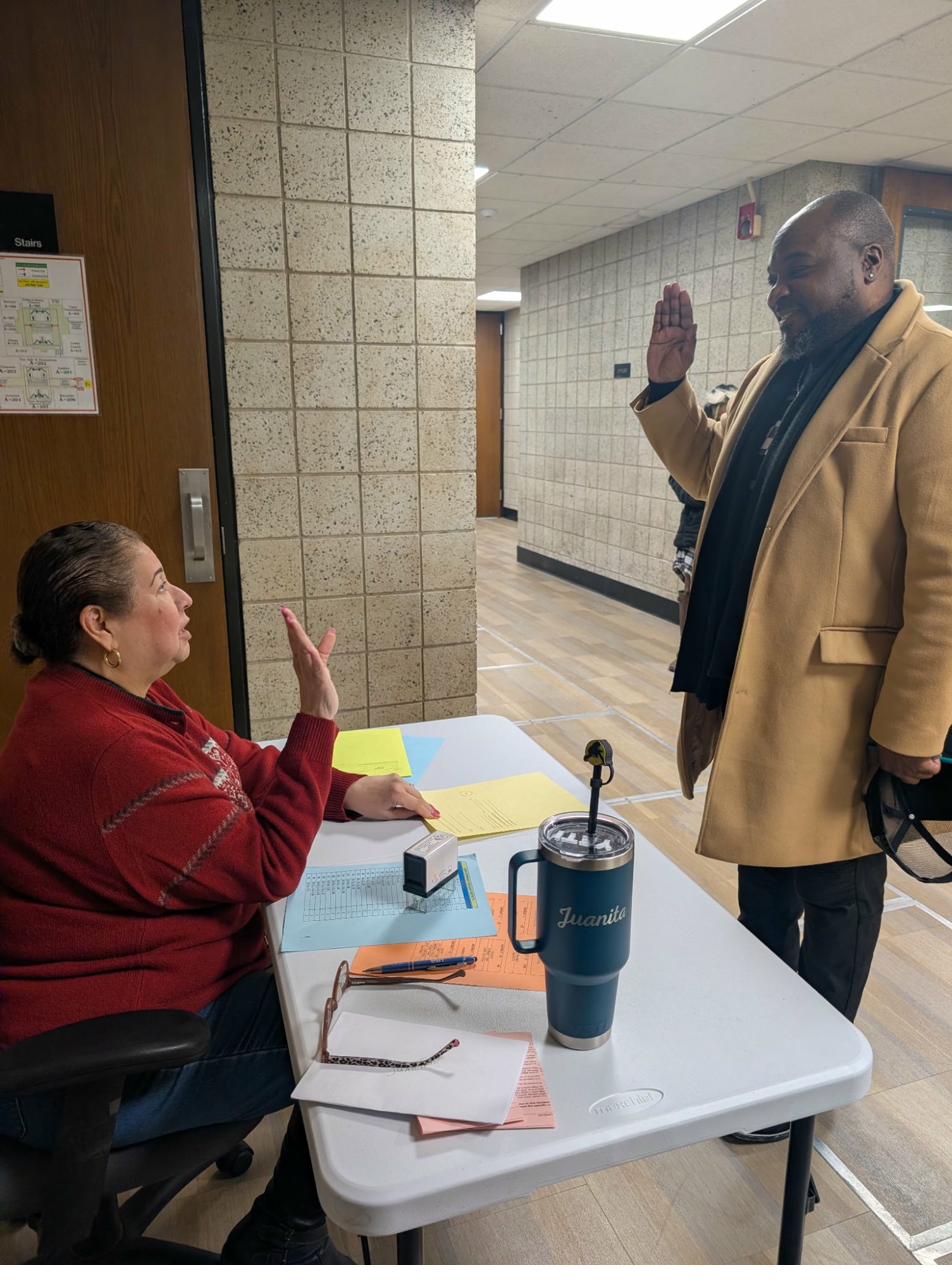 Robert Smith taking the candidate oath